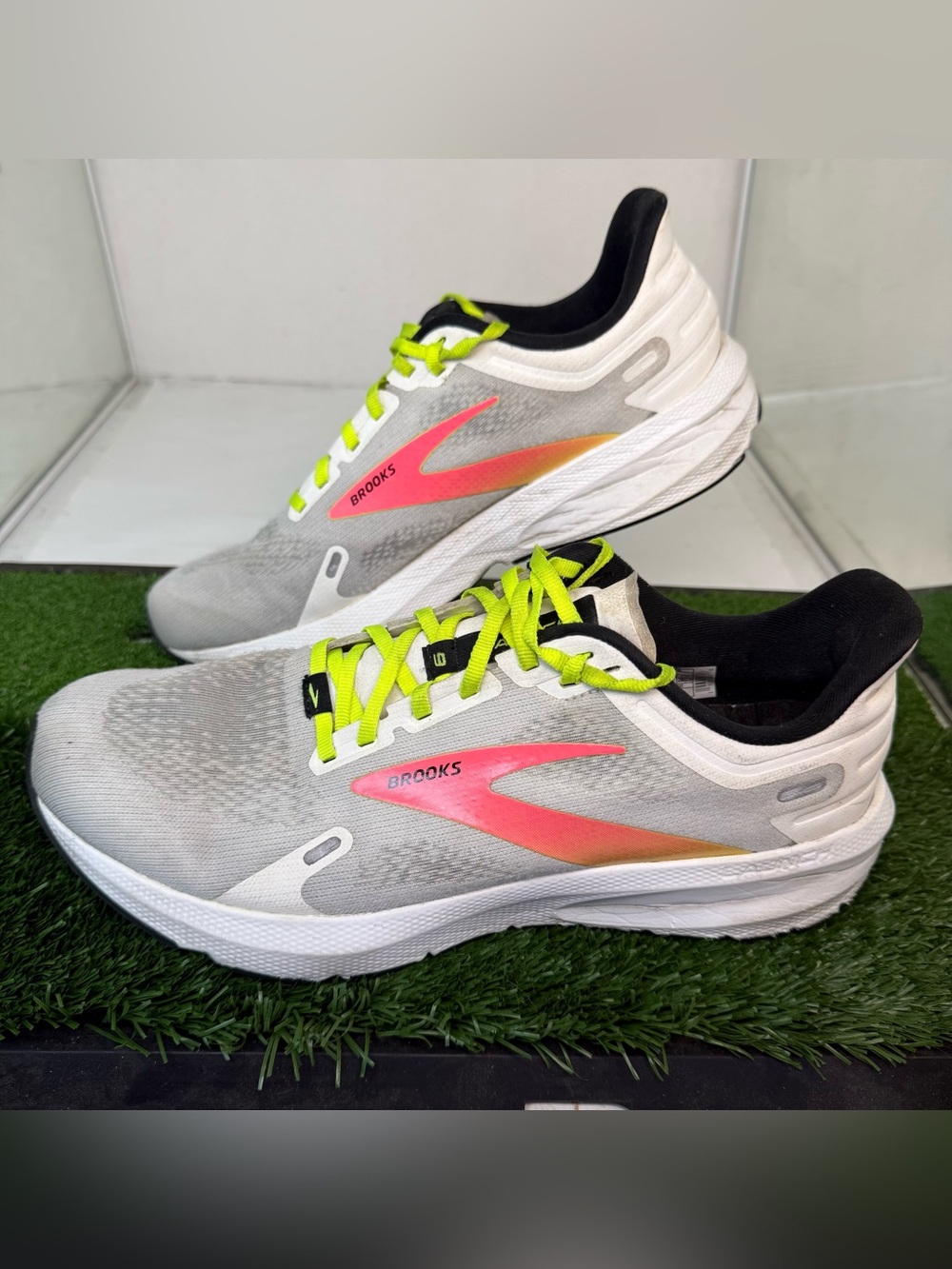 Brooks Launch 1103861D148 men's size 11 white/nightlife